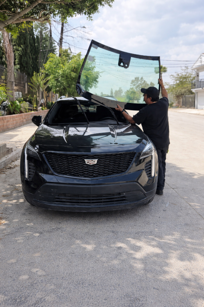 Persona poniendo un parabrisas en tijuana