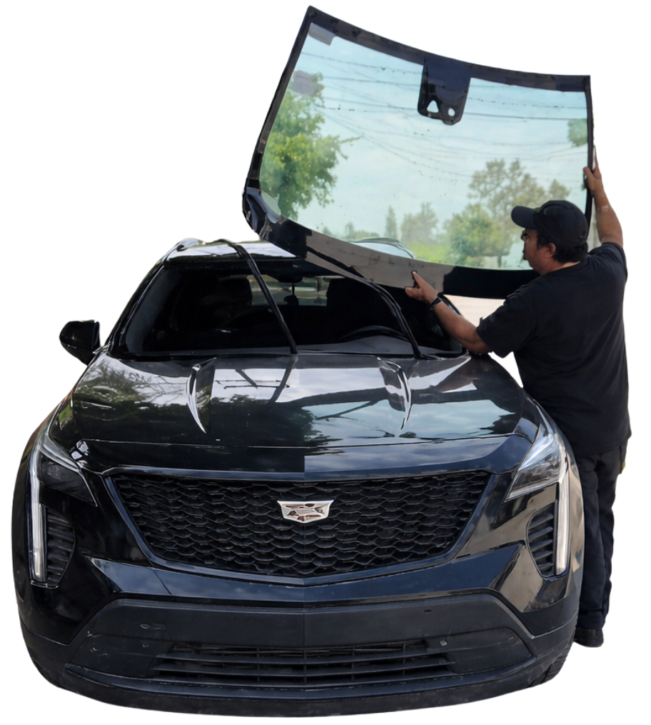 Persona haciendo cambio de parabrisas en tijuana a domicilio