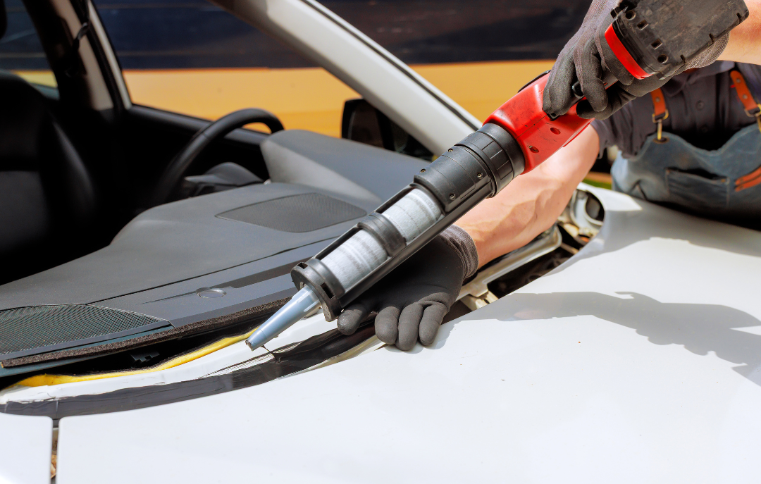 poniendo pegamento para el vidrio parabrisas